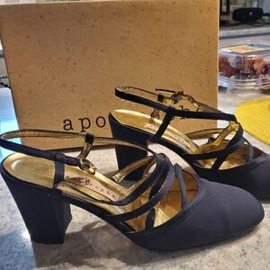 Apostrophe Navy Fabric Pump. 6.5